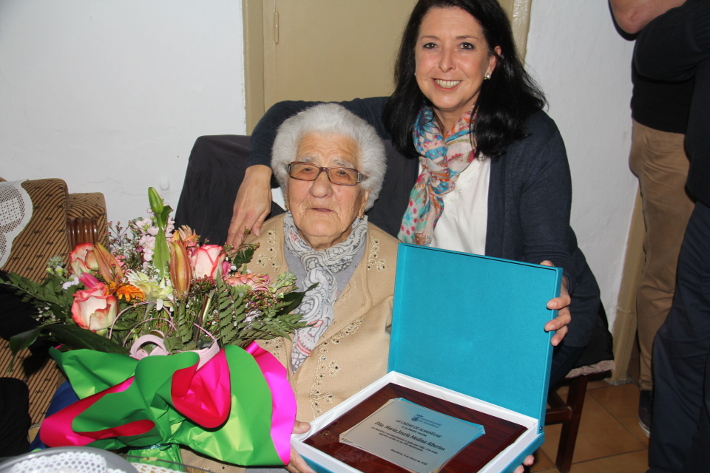 Almuñécar homenajea a la vecina centenaria María Josefa Medina Albertus